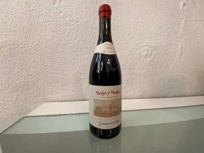 Vino Tinto Rojo y Negro